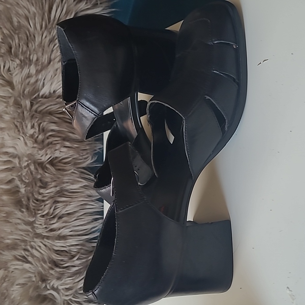 Solid heel leather shoes size 41
